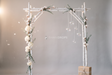 Fond photo Écho d'hiver de la collection Arches Noël 2026 - gris perle, blanc, eucalyptus argenté - portrait enfant Noël graphique