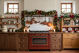 Fond photo Sapin et fonte de la collection Noel cuisine 2026 - rouge brique, noyer, cuivre - portrait enfant Noël lifestyle