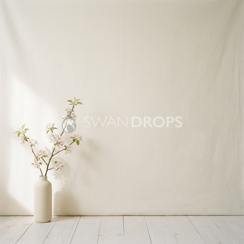 Fond photo Lin crème vase unique coin gauche de la collection Printemps Champêtre 2026 - lin crème, vase céramique, branche pommier - séance nouveau-né