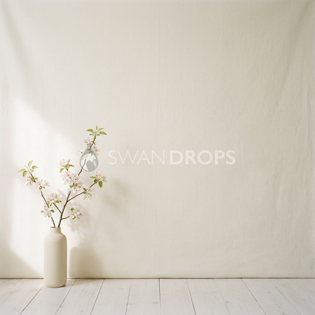 Fond photo Lin crème vase unique coin gauche de la collection Printemps Champêtre 2026 - lin crème, vase céramique, branche pommier - séance nouveau-né