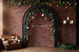 Fond photo Promesse de cuivre de la collection Arches Noël 2026 - brique rouge, fer forgé - séance famille Noël