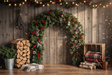 Fond photo Echo des pins de la collection Arches Noël 2026 - planches grises, sapin et baies rouges - portrait enfant Noël authentique
