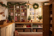 Fond photo Provisions de l'Avent de la collection Noël intérieur traditionnel - bois brut, bocaux, lumière dorée - séance nouveau-né Noël