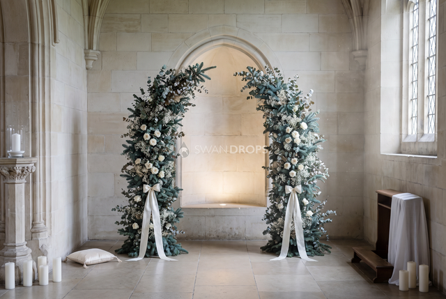 Fond photo Veillée de pierre de la collection Arches Noël 2026 - calcaire clair, sapin, eucalyptus - portrait couple Noël intemporel