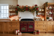 Fond photo Fourneau de décembre de la collection Noel cuisine 2026 - bordeaux, chêne, cuivre - portrait enfant famille Noël