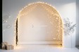 Fond photo Voûte de lumière de la collection Arches Noël 2026 - ivoire, or ambré, guirlandes LED - séance Noël nouveau-né portrait