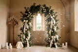 Fond photo Choeur des anges de la collection Arches Noël 2026 - calcaire chaud, houx, roses blanches - séance famille Noël festive