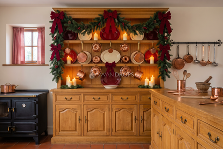 Fond photo Reliquaire de cuivre de la collection Noel cuisine 2026 - chêne clair, cuivre ancien, bordeaux - séance famille Noël