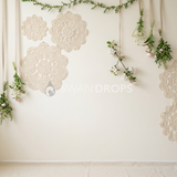 Fond photo Dentelle asymétrique bouquets suspendus de la collection Printemps Champêtre 2026 - crème, dentelle, fleurs aériennes - séance grossesse romantique