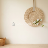 Fond photo Vannerie minimaliste épurée de la collection Printemps Champêtre 2026 - beige pâle, couronne osier unique - séance maternité intimiste