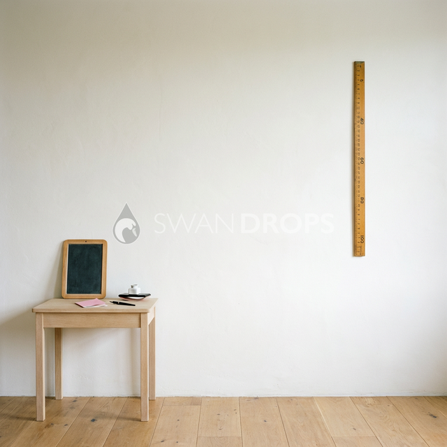 Fond photo Pupitre minimaliste mur blanc de la collection Rentrée scolaire 2026 - blanc cassé, chêne clair - portrait enfant rentrée sobre