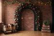Fond photo Aubépine urbaine de la collection Arches Noël 2026 - brique rouge, fer forgé - portrait famille Noël urbain