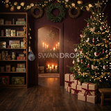 Fond photo Murmure de sapin de la collection Noël 2026 Maison du père noël V2 - bordeaux, vert sapin profond - séance famille portrait Noël