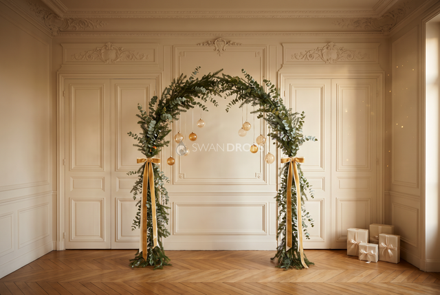 Fond photo Murmure bourgeois de la collection Arches Noël 2026 - panneaux crème, arche aérienne champagne - portrait enfant Noël festif