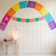 Fond photo Écho des ciseaux d'argent de la collection Halloween Mexique - blanc cassé, papel picado multicolore - portrait enfant festif