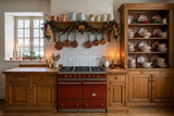 Fond photo Auberge d'hiver de la collection Noel cuisine 2026 - chêne moyen, rouge brique, laiton - portrait famille Noël