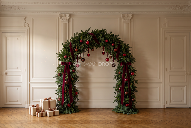 Fond photo Lueur ancienne de la collection Arches Noël 2026 - boiseries blanc cassé, boules rubis bronze - séance nouveau-né Noël festif
