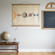 Fond photo Système solaire globe carton de la collection Rentrée scolaire 2026 - gris perle, ocres passés - portrait enfant thème astronomie