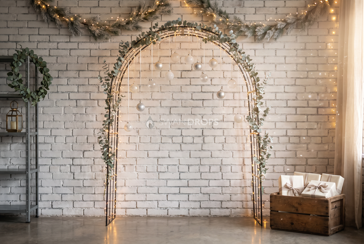Fond photo Veille de l'atelier de la collection Arches Noël 2026 - brique blanche, métal fin - séance grossesse Noël