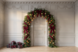 Fond photo Étoffe précieuse de la collection Arches Noël 2026 - lambris gris perle frises, velours bordeaux - séance maternité Noël festive