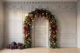 Fond photo Étoffe précieuse de la collection Arches Noël 2026 - lambris gris perle frises, velours bordeaux - séance maternité Noël festive