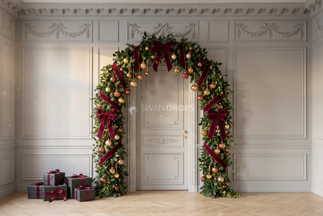 Fond photo Étoffe précieuse de la collection Arches Noël 2026 - lambris gris perle frises, velours bordeaux - séance maternité Noël festive