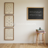Fond photo Planches verticales tabouret minimal de la collection Rentrée scolaire 2026 - Deyrolle, noyer, chêne clair - portrait enfant calligraphie rentrée